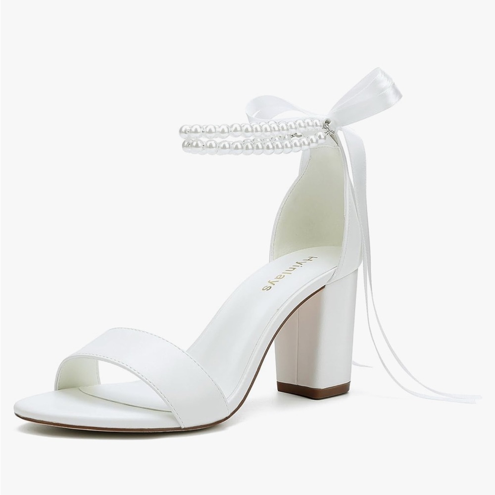 Chic White Heels with Sleek Design